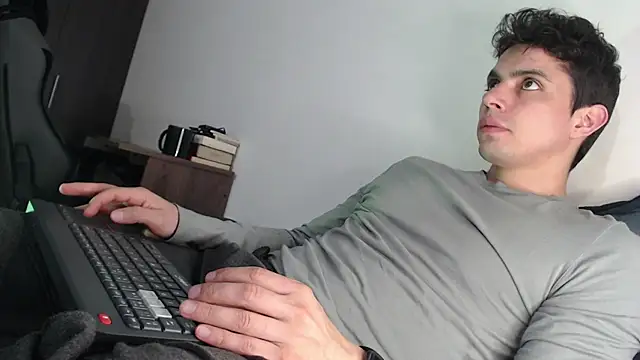 yourfavoriteboy   online show from January 5, 2026, 9:07 pm