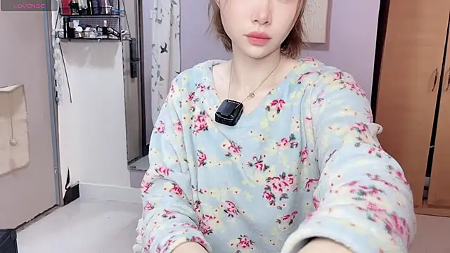 Snapshot of Y2Luvk chatting on December 17, 2025, 9:42 pm Y2Luvk online show from December 17, 2025, 9:42 pm