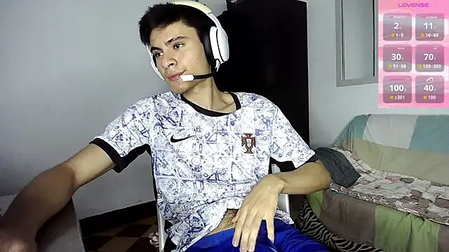 Snapshot of LeonScott_1 chatting on October 15, 2025, 2:36 pm LeonScott 1 online show from October 15, 2025, 2:36 pm