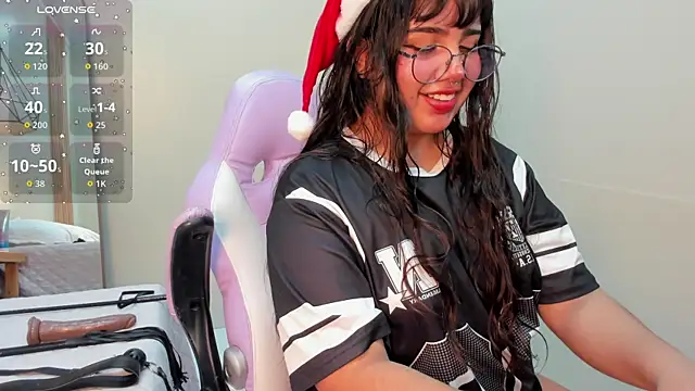 Snapshot of Zara_Snow chatting on December 13, 2025, 9:43 pm Zara Snow online show from December 13, 2025, 9:43 pm