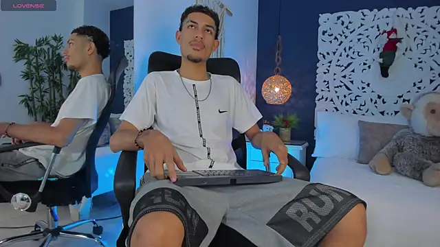 Adonis WB online show from November 21, 2025, 10:09 pm