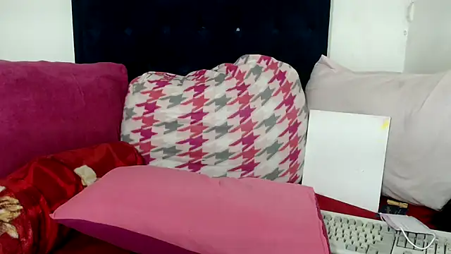 BUNNYCHOWX28 online show from March 6, 2026, 7:53 pm