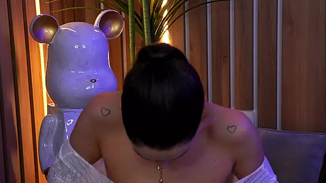 EllyLynn online show from April 18, 2026, 7:07 pm