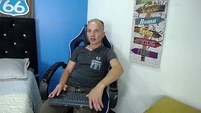 Snapshot of DaddyPoweer chatting on October 22, 2025, 10:52 pm DaddyPoweer online show from October 22, 2025, 10:52 pm