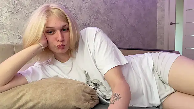 Snapshot of evelina228 chatting on October 17, 2025, 7:11 am evelina228 online show from October 17, 2025, 7:11 am