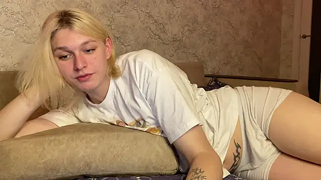 Snapshot of evelina228 chatting on December 4, 2025, 8:30 pm evelina228 online show from December 4, 2025, 8:30 pm