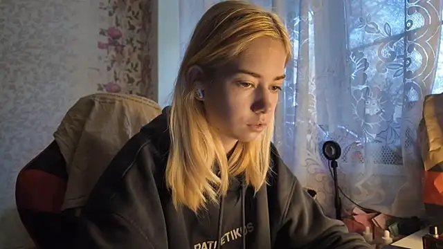 Snapshot of Witching_Moon chatting on October 17, 2025, 7:11 am Witching Moon online show from October 17, 2025, 7:11 am