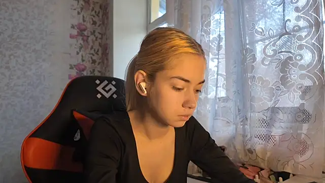 Snapshot of Witching_Moon chatting on November 5, 2025, 7:33 am Witching Moon online show from November 5, 2025, 7:33 am