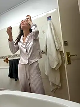 MilaRenee online show from December 3, 2025, 7:52 am