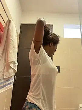 Snapshot of EmilyKisx chatting on October 22, 2025, 1:32 pm EmilyKisx online show from October 22, 2025, 1:32 pm