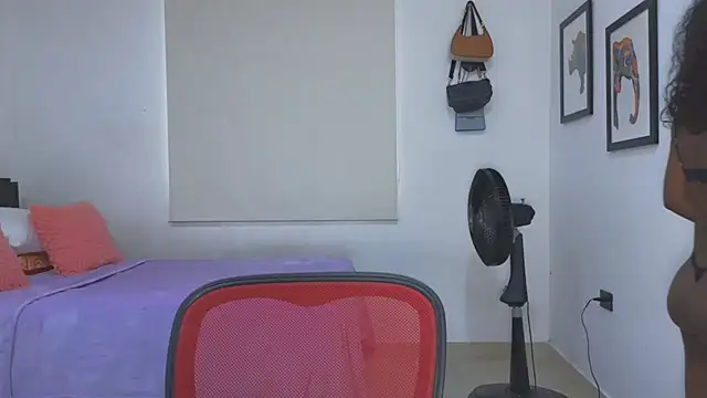 Snapshot of EmilyKisx chatting on September 30, 2025, 2:56 pm EmilyKisx online show from September 30, 2025, 2:56 pm