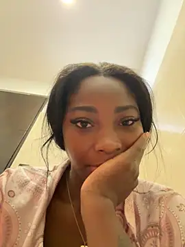 Snapshot of EmilyKisx chatting on October 30, 2025, 2:04 pm EmilyKisx online show from October 30, 2025, 2:04 pm