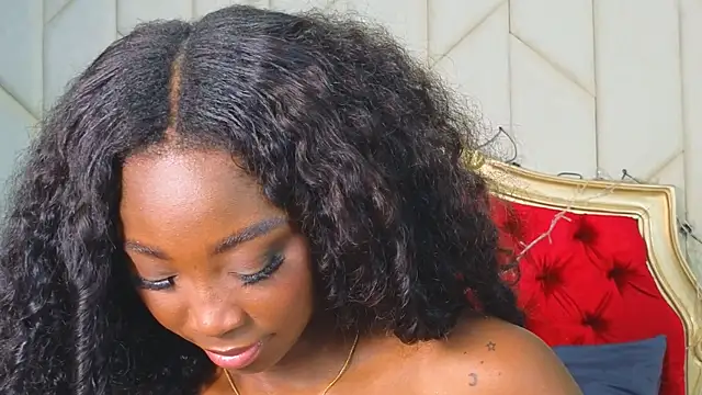 Snapshot of EmilyKisx chatting on December 4, 2025, 10:20 pm EmilyKisx online show from December 4, 2025, 10:20 pm