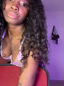 Snapshot of EmilyKisx chatting on September 17, 2025, 12:18 pm EmilyKisx online show from September 17, 2025, 12:18 pm