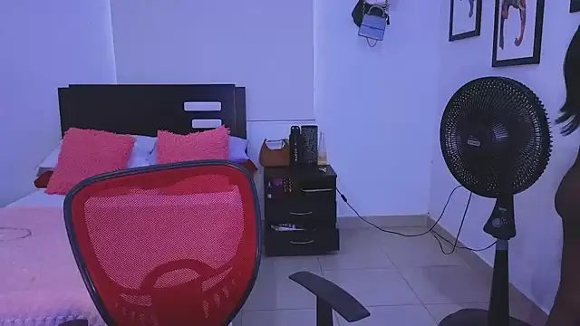 Snapshot of EmilyKisx chatting on October 29, 2025, 2:16 pm EmilyKisx online show from October 29, 2025, 2:16 pm