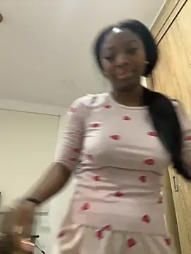 Snapshot of EmilyKisx chatting on October 31, 2025, 12:13 pm EmilyKisx online show from October 31, 2025, 12:13 pm