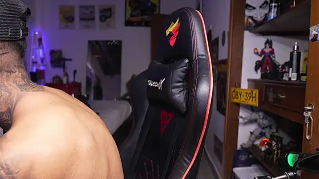 logan hugh8 online show from April 22, 2026, 2:46 pm