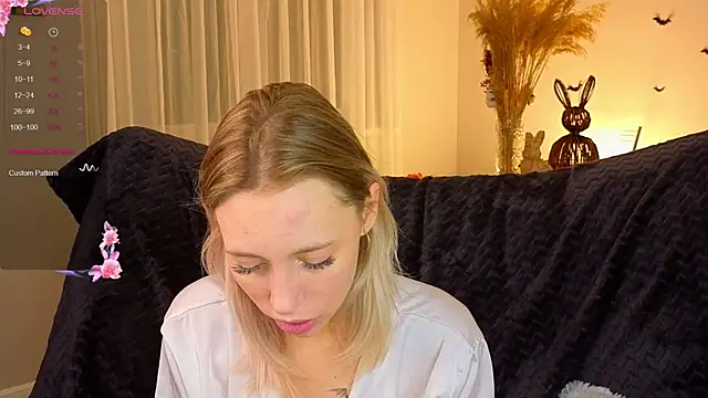 Snapshot of NyxaThorn chatting on November 4, 2025, 2:43 pm NyxaThorn online show from November 4, 2025, 2:43 pm