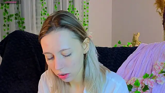 Snapshot of NyxaThorn chatting on December 2, 2025, 2:41 pm NyxaThorn online show from December 2, 2025, 2:41 pm