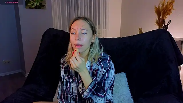 Snapshot of NyxaThorn chatting on November 28, 2025, 2:39 pm NyxaThorn online show from November 28, 2025, 2:39 pm