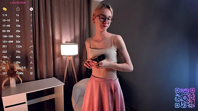 Snapshot of SharylSmalt chatting on October 7, 2025, 1:06 am SharylSmalt online show from October 7, 2025, 1:06 am