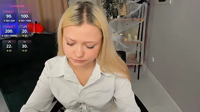 Snapshot of Millie_Vanillies chatting on October 28, 2025, 10:20 pm Millie Vanillies online show from October 28, 2025, 10:20 pm