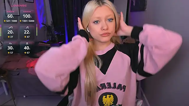 Snapshot of Millie_Vanillies chatting on December 15, 2025, 1:17 pm Millie Vanillies online show from December 15, 2025, 1:17 pm