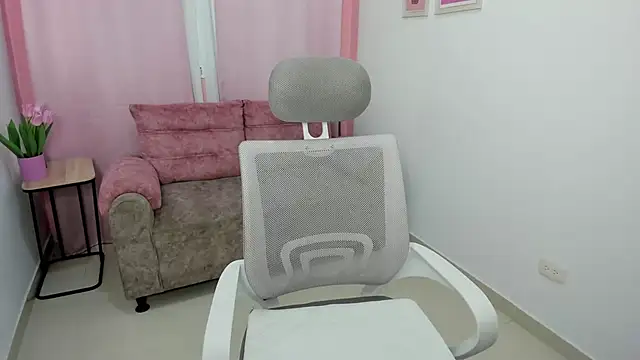 Snapshot of Emiss_Jones chatting on October 20, 2025, 12:38 pm Emiss Jones online show from October 20, 2025, 12:38 pm