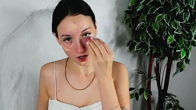 EileenMoores online show from September 27, 2025, 10:32 am