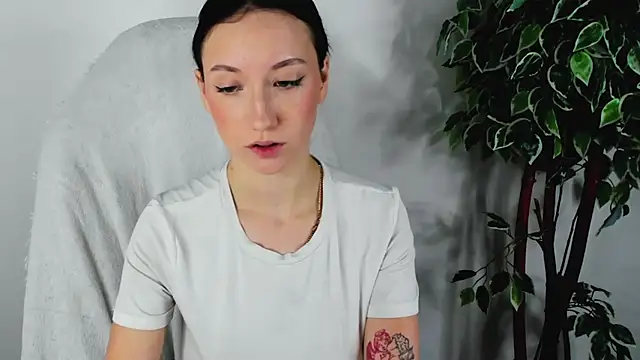 EileenMoores online show from September 11, 2025, 11:43 am