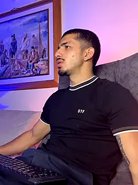 ArturoCardona  online show from November 15, 2025, 11:36 am