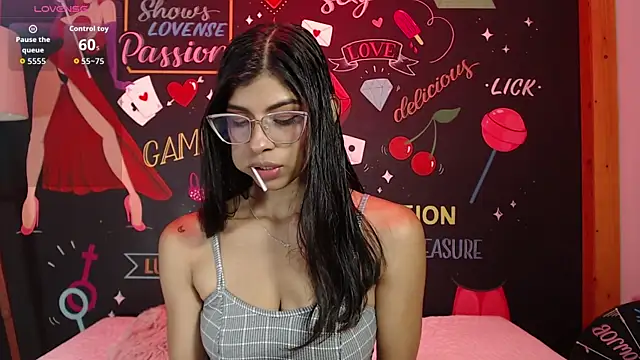 Lola Pierce online show from November 10, 2025, 11:59 am