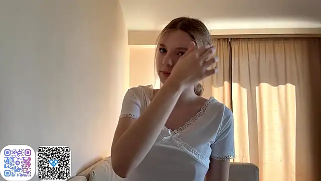 Snapshot of FruityXo chatting on September 24, 2025, 8:21 am FruityXo online show from September 24, 2025, 8:21 am