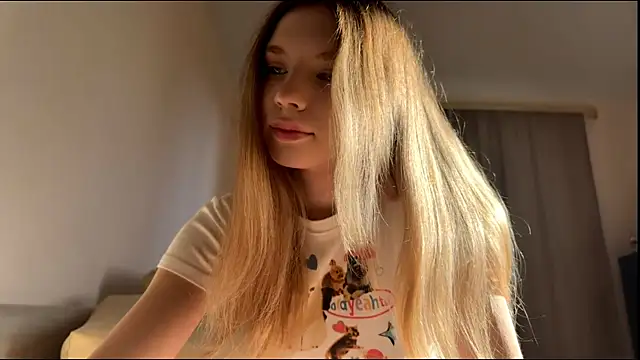 Snapshot of FruityXo chatting on October 26, 2025, 12:16 pm FruityXo online show from October 26, 2025, 12:16 pm