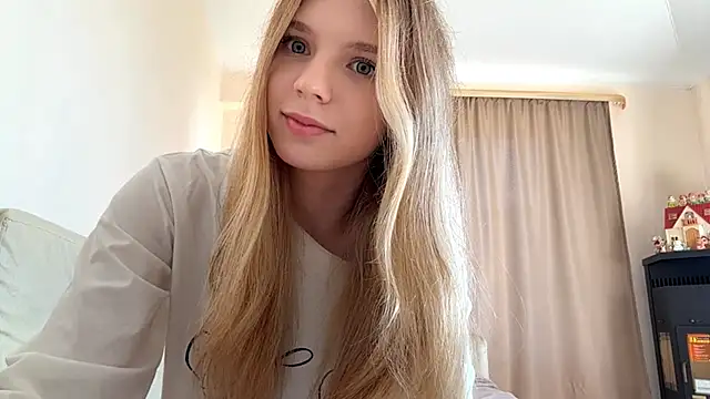 Snapshot of FruityXo chatting on October 6, 2025, 10:38 am FruityXo online show from October 6, 2025, 10:38 am