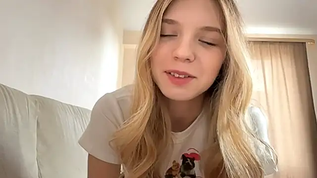 Snapshot of FruityXo chatting on October 9, 2025, 11:33 am FruityXo online show from October 9, 2025, 11:33 am