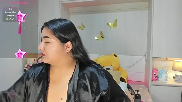 LilyWhitney online show from March 18, 2026, 4:04 am