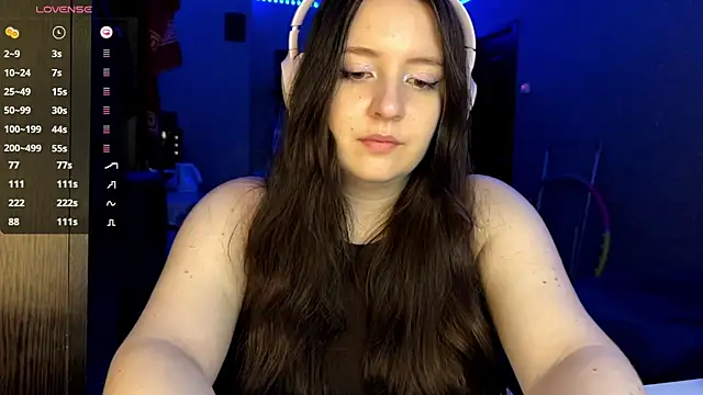 LauretteRagar online show from October 13, 2025, 6:09 pm