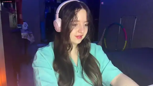 LauretteRagar online show from November 6, 2025, 5:28 pm