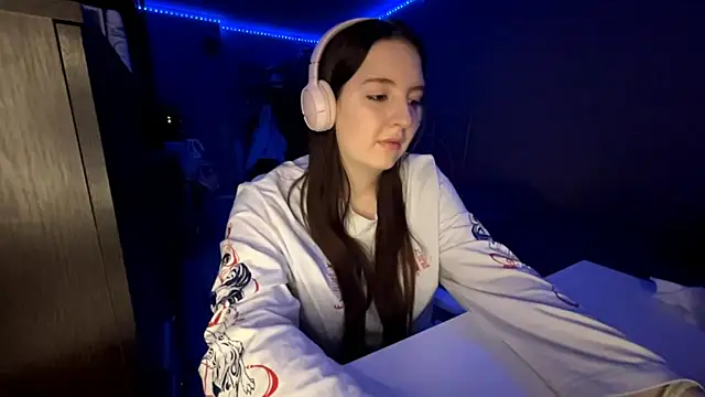 LauretteRagar online show from October 20, 2025, 6:08 pm