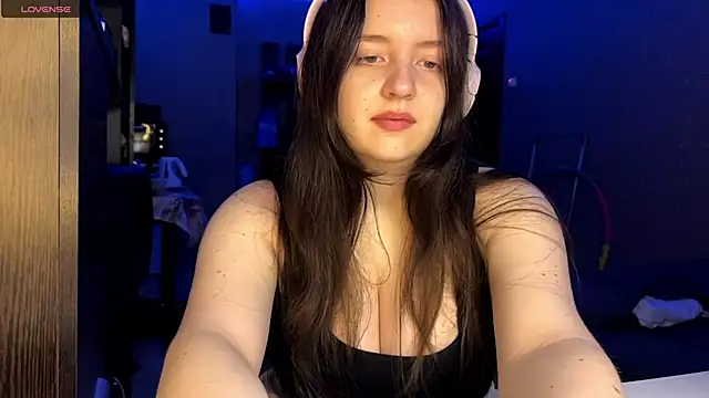 LauretteRagar online show from September 29, 2025, 5:40 pm