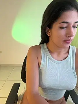 Snapshot of LauraCatalina chatting on January 14, 2026, 12:53 pm LauraCatalina online show from January 14, 2026, 12:53 pm