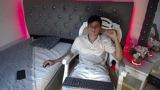 Charlie Cock  online show from September 17, 2025, 4:03 am