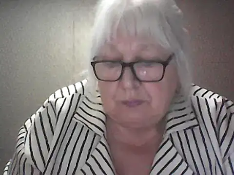 Alexia64231 online show from April 15, 2026, 3:49 pm