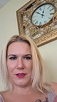 Snapshot of RhondaRump chatting on November 6, 2025, 4:22 pm RhondaRump online show from November 6, 2025, 4:22 pm