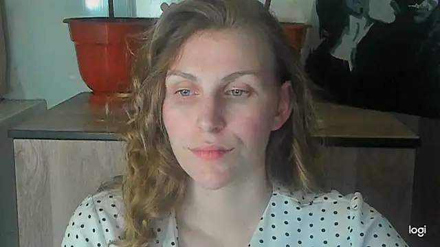JuliaMuuun online show from May 18, 2026, 9:30 pm