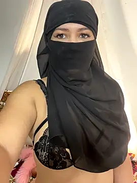 Amyraa  online show from November 4, 2025, 1:37 pm