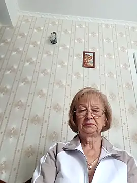 AlikaSwan5821 online show from October 2, 2025, 1:03 pm