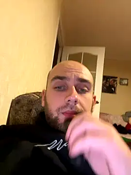 Snapshot of LuckyGirlfriends chatting on October 7, 2025, 5:25 pm LuckyGirlfriends online show from October 7, 2025, 5:25 pm