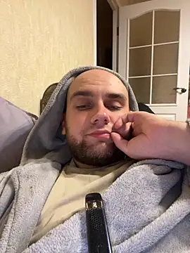 Snapshot of LuckyGirlfriends chatting on October 27, 2025, 8:32 pm LuckyGirlfriends online show from October 27, 2025, 8:32 pm